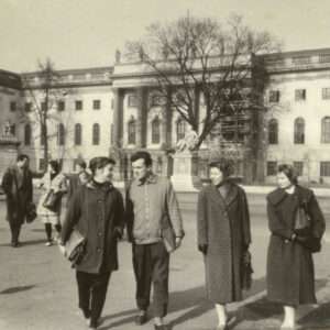 Hauptgebäude mit einer Gruppe Studierender 1960 Dargestellt ist das Hauptgebäudes der HU. Eine Gruppe Studierender läuft dem Betrachter entgegen.